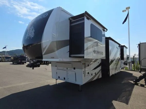2025 Crossroads Redwood RW4200FL - Image 16