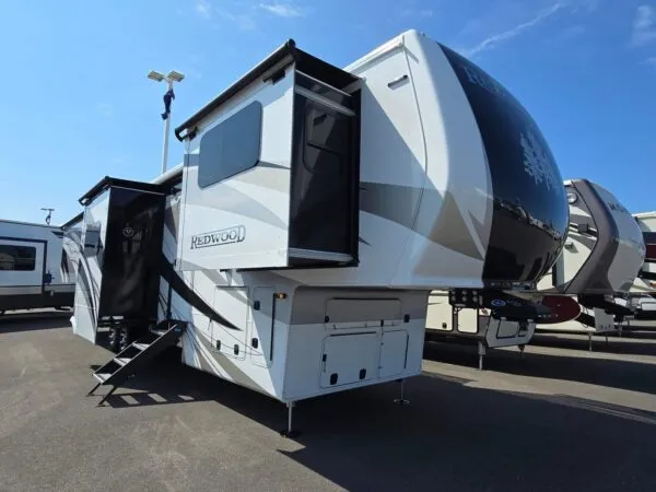 2025 Crossroads Redwood RW4200FL - Image 2