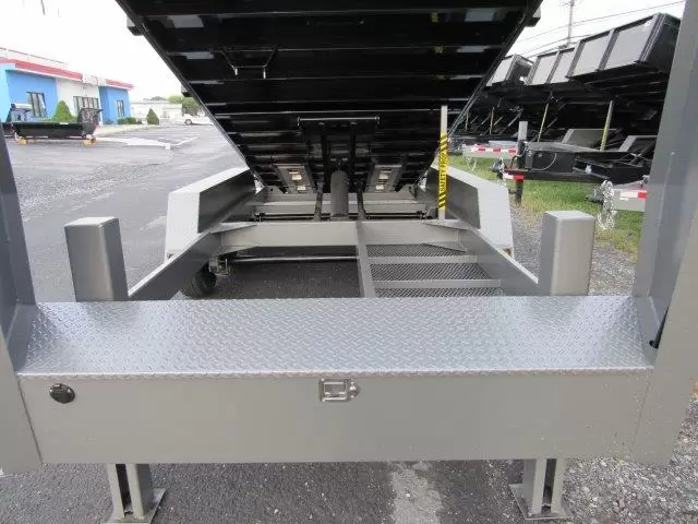 BWise 7x18 Gooseneck Tri-Axle Dump Trailer Hydraulic Jacks - Image 9