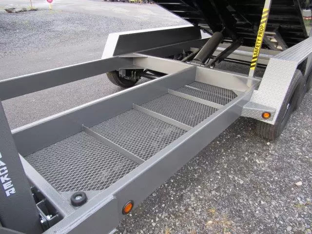 BWise 7x18 Gooseneck Tri-Axle Dump Trailer Hydraulic Jacks - Image 8