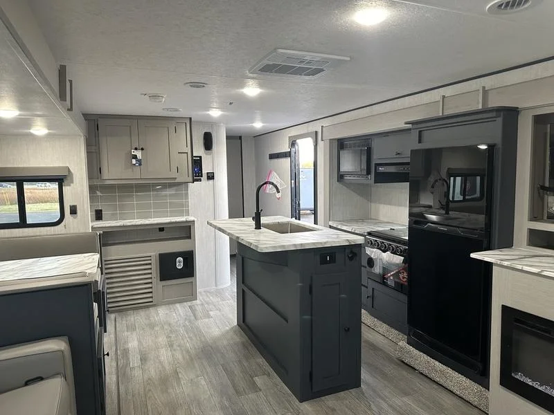 2025 Coachmen Apex 293 RLDS - Image 12