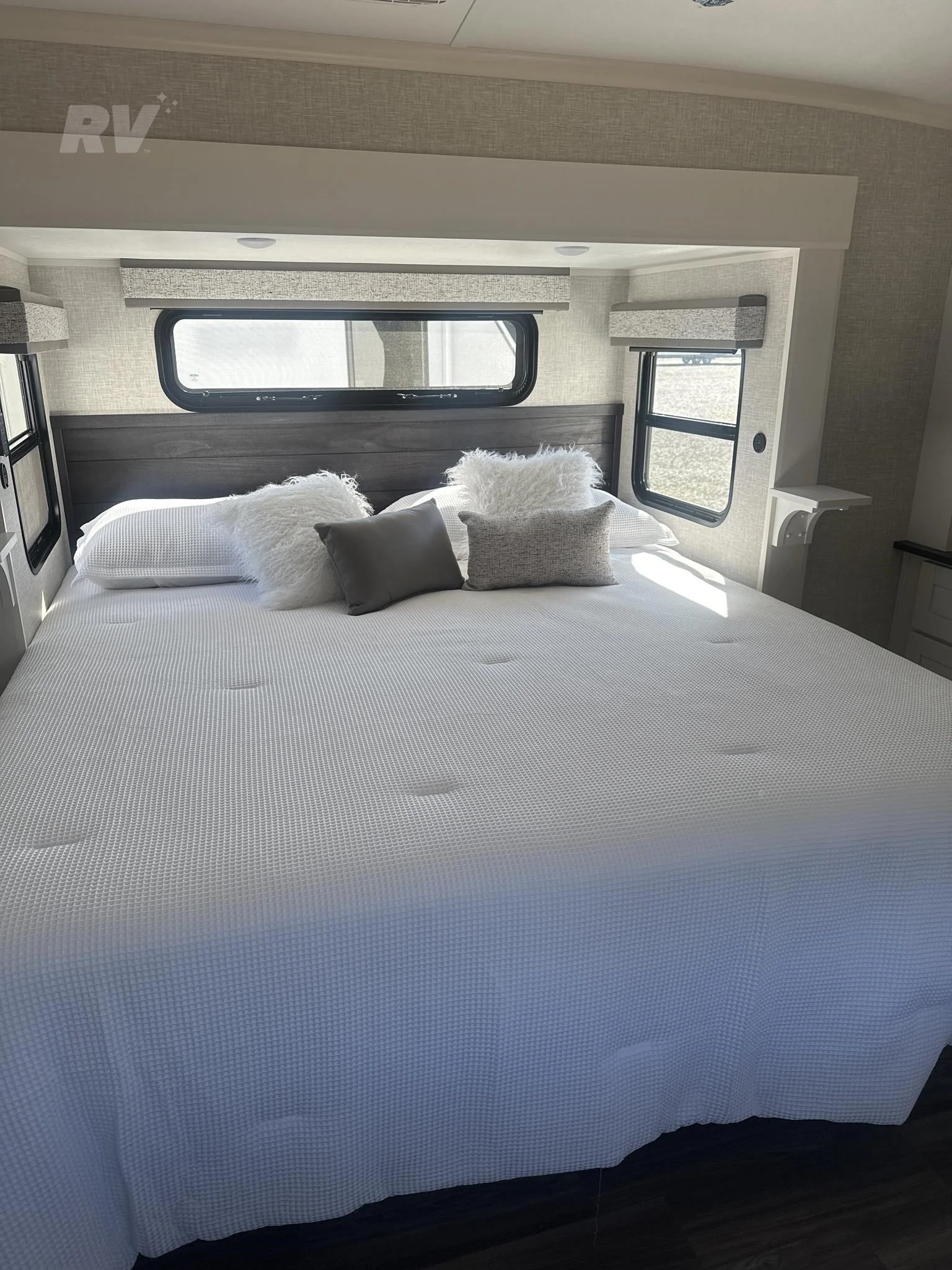 2025 Jayco North Point 377RLBH - Image 3