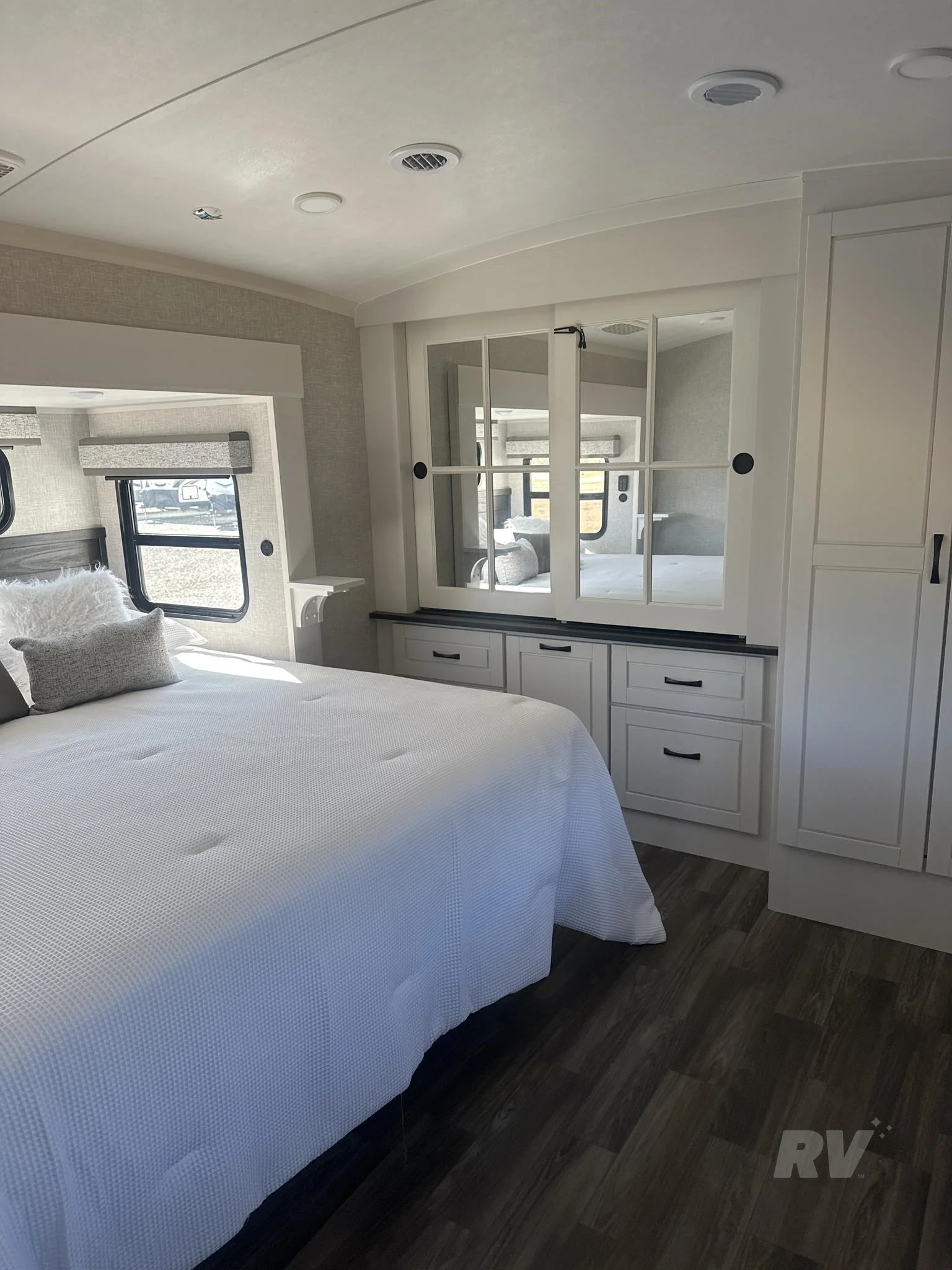 2025 Jayco North Point 377RLBH - Image 4